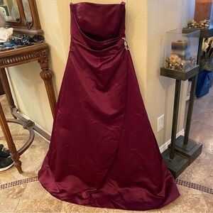 DAVID’S BRIDAL Women Burgundy Strapless Rhinestone Gown Prom Dress Size 4